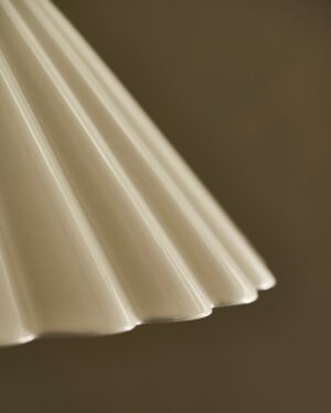 Cotswold średnia lampa stołowa z delikatną porcelaną – Antyczny mosiądz