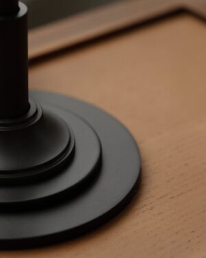 Cotswold mała lampa stołowa z delikatną porcelaną – Brąz