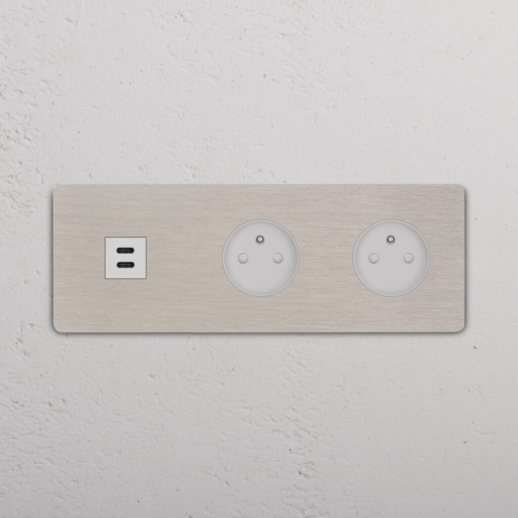 Grove Gniazdo USB-C 30 W i francusko/belgijskie typu E x 2 w potrójnej ramce – Satynowy nikiel, Biały