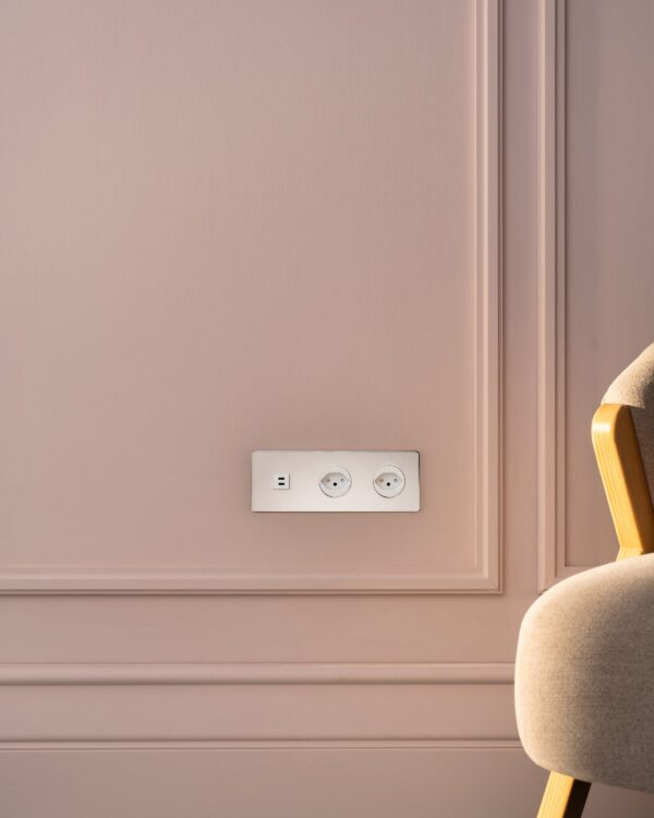 Kew Gniazdo USB-C 30W i szwajcarskie typu J x 2 w potrójnej ramce – Polerowany nikiel, Biały