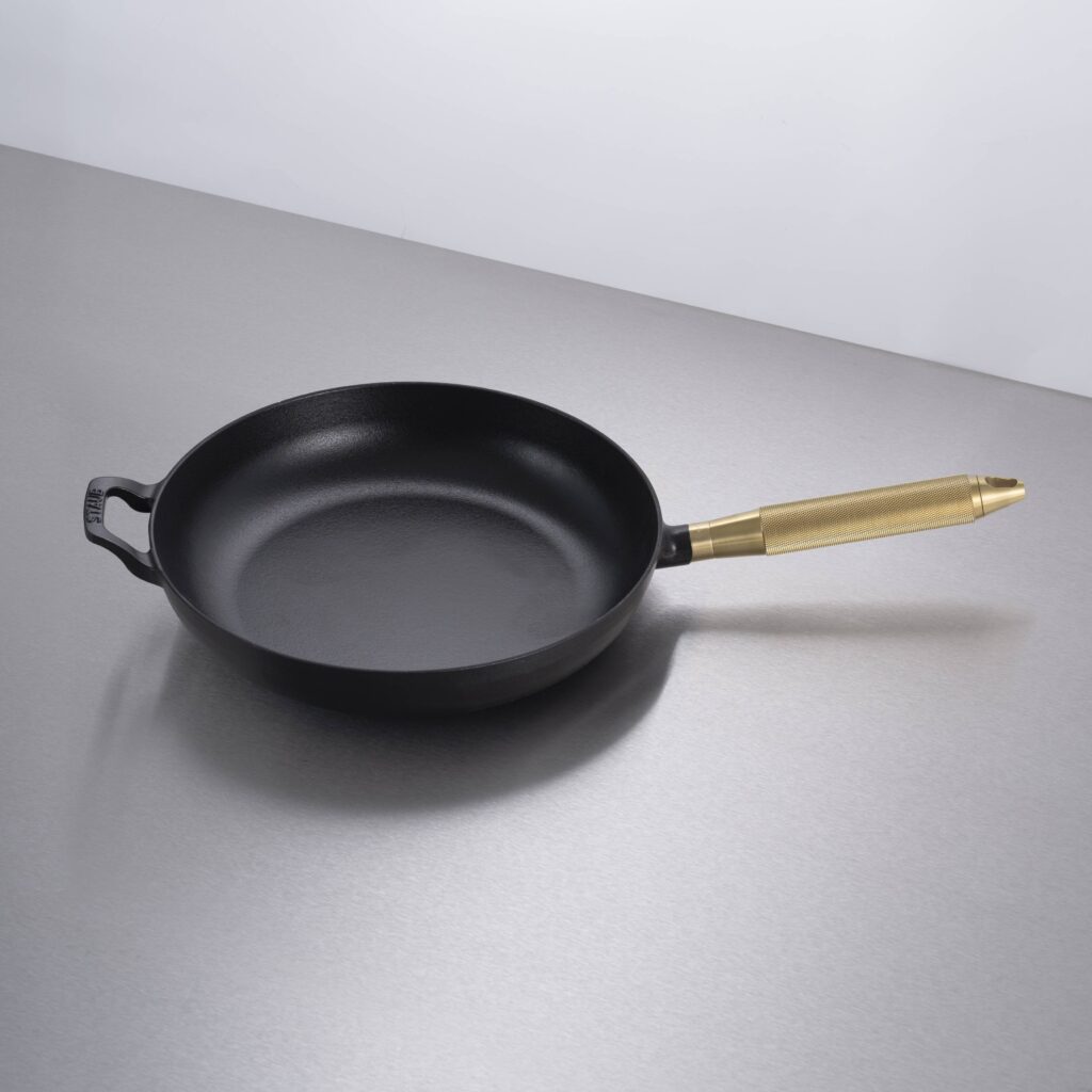 Patelnia Staub 28 cm z m radełkowanym uchwytem – Czarny