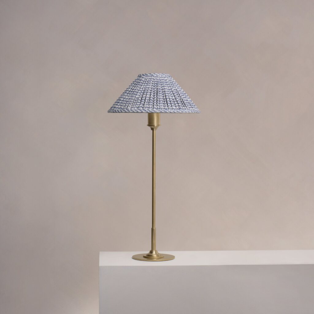 Cotswold średnia plisowana lampa stołowa niebieskoszary – Antyczny mosiądz