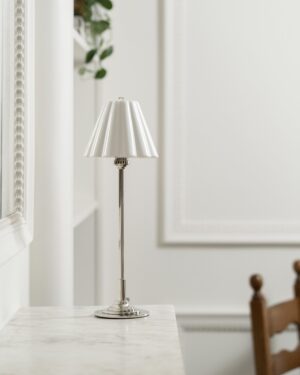 Cotswold mała lampa stołowa z delikatną porcelaną – Polerowany nikiel