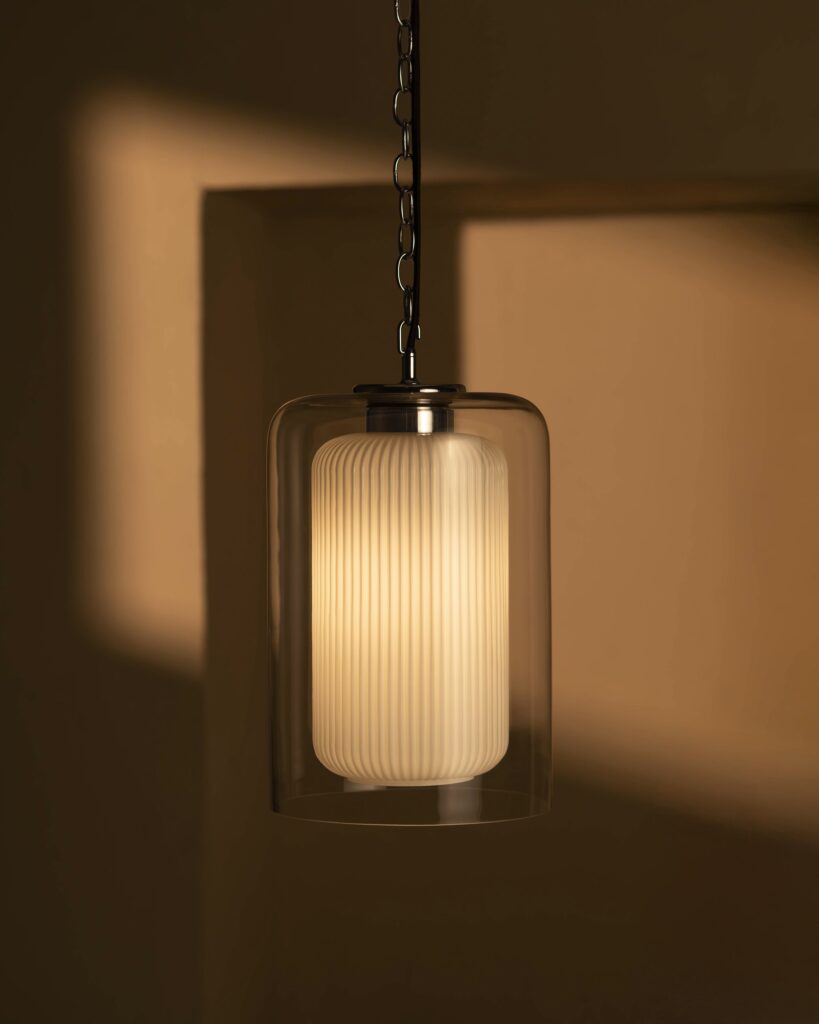 Windsor średnia lampa wisząca z opalowym szkłem – Polerowany nikiel