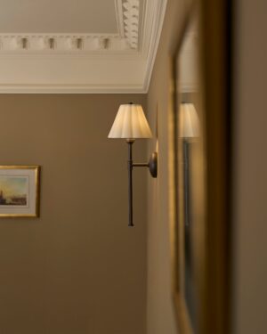 Cotswold kinkiet ścienny z delikatną porcelaną – Brąz