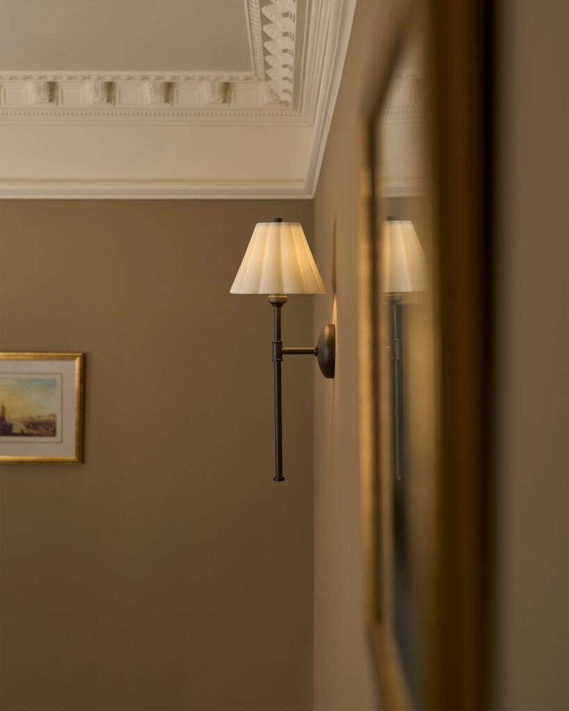 Cotswold kinkiet ścienny z delikatną porcelaną – Brąz