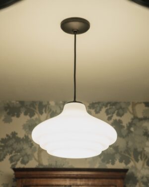Brookfield średnia lampa wisząca z opalowym szkłem – Brąz