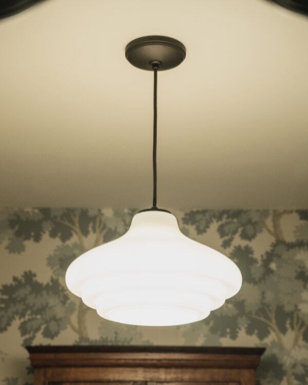 Brookfield średnia lampa wisząca z opalowym szkłem – Brąz