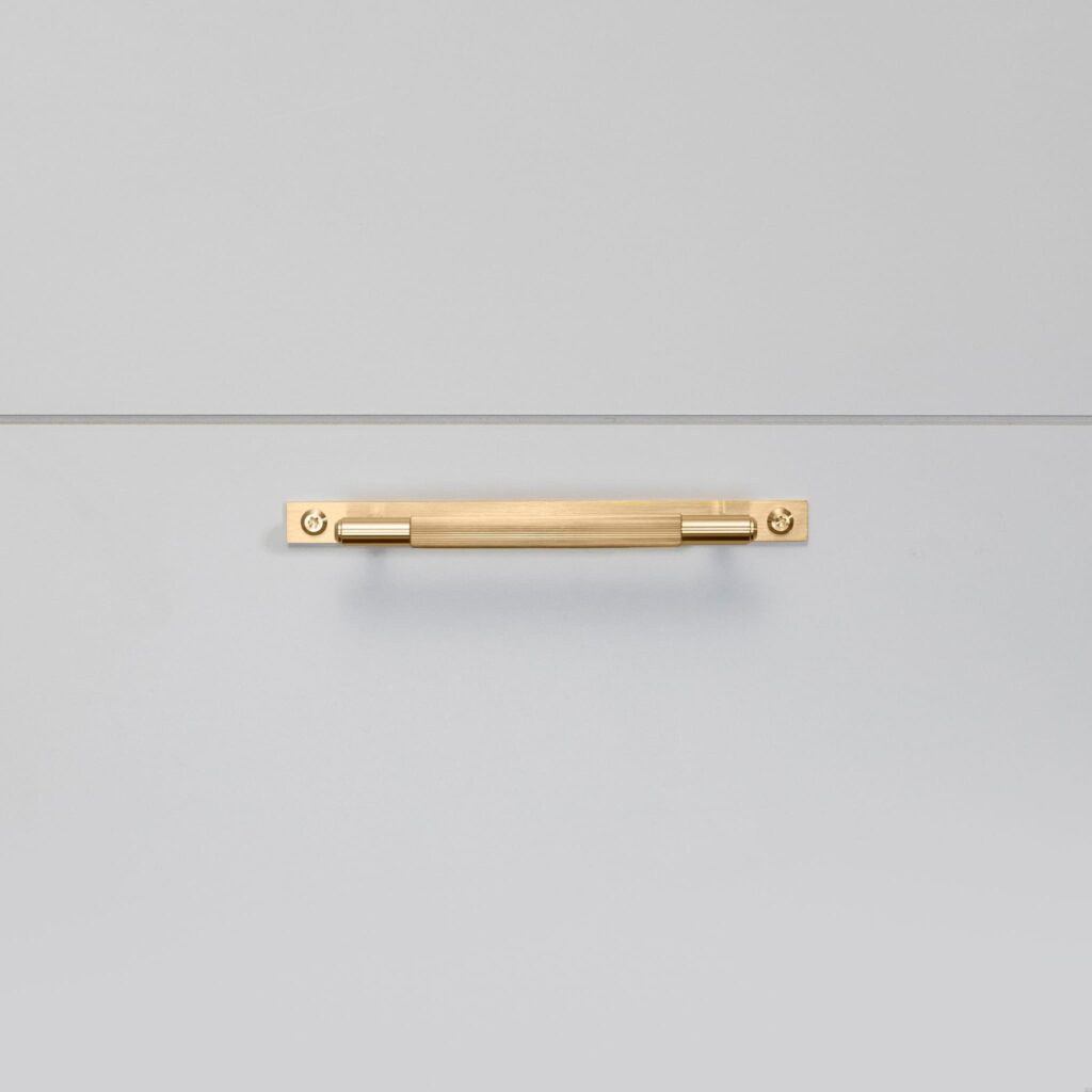 Uchwyt meblowy podłużny z podkładką Linear Plate 125 – Złoty