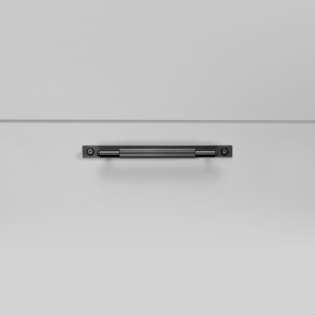 Uchwyt meblowy podłużny z podkładką Linear Plate 125 – Czarny