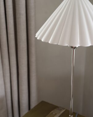 Cotswold średnia lampa stołowa z delikatną porcelaną – Polerowany nikiel