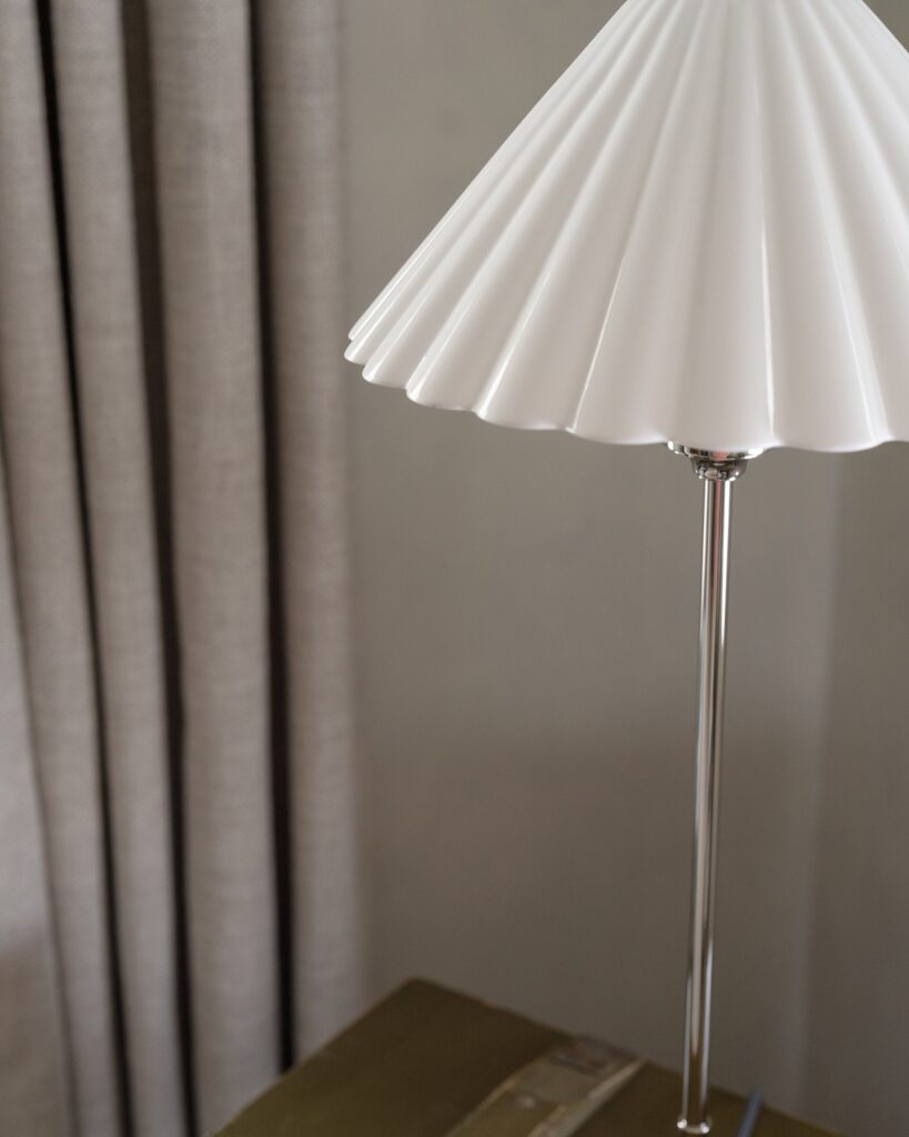 Cotswold średnia lampa stołowa z delikatną porcelaną – Polerowany nikiel