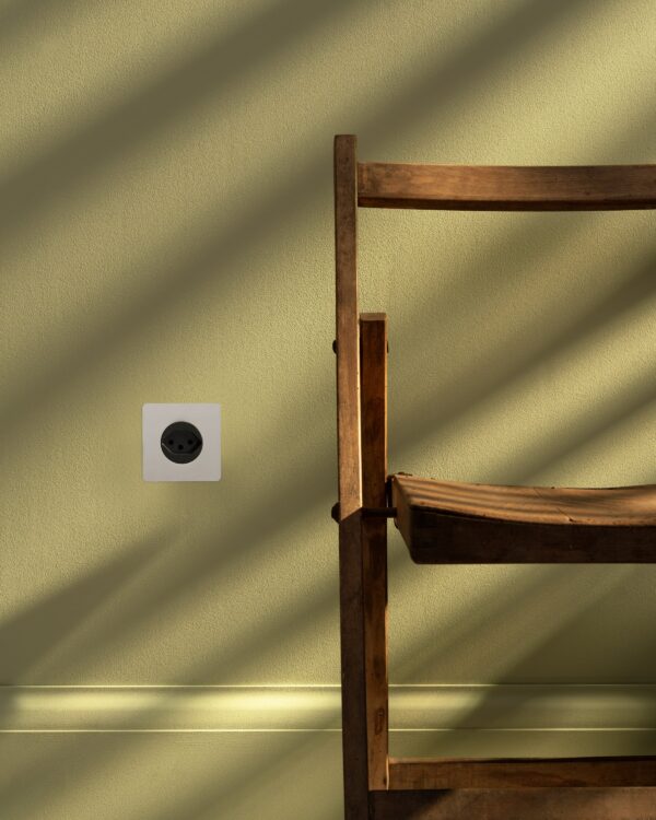 Kew Gniazdo szwajcarskie typu J w pojedynczej ramce – Polerowany nikiel, Czarny