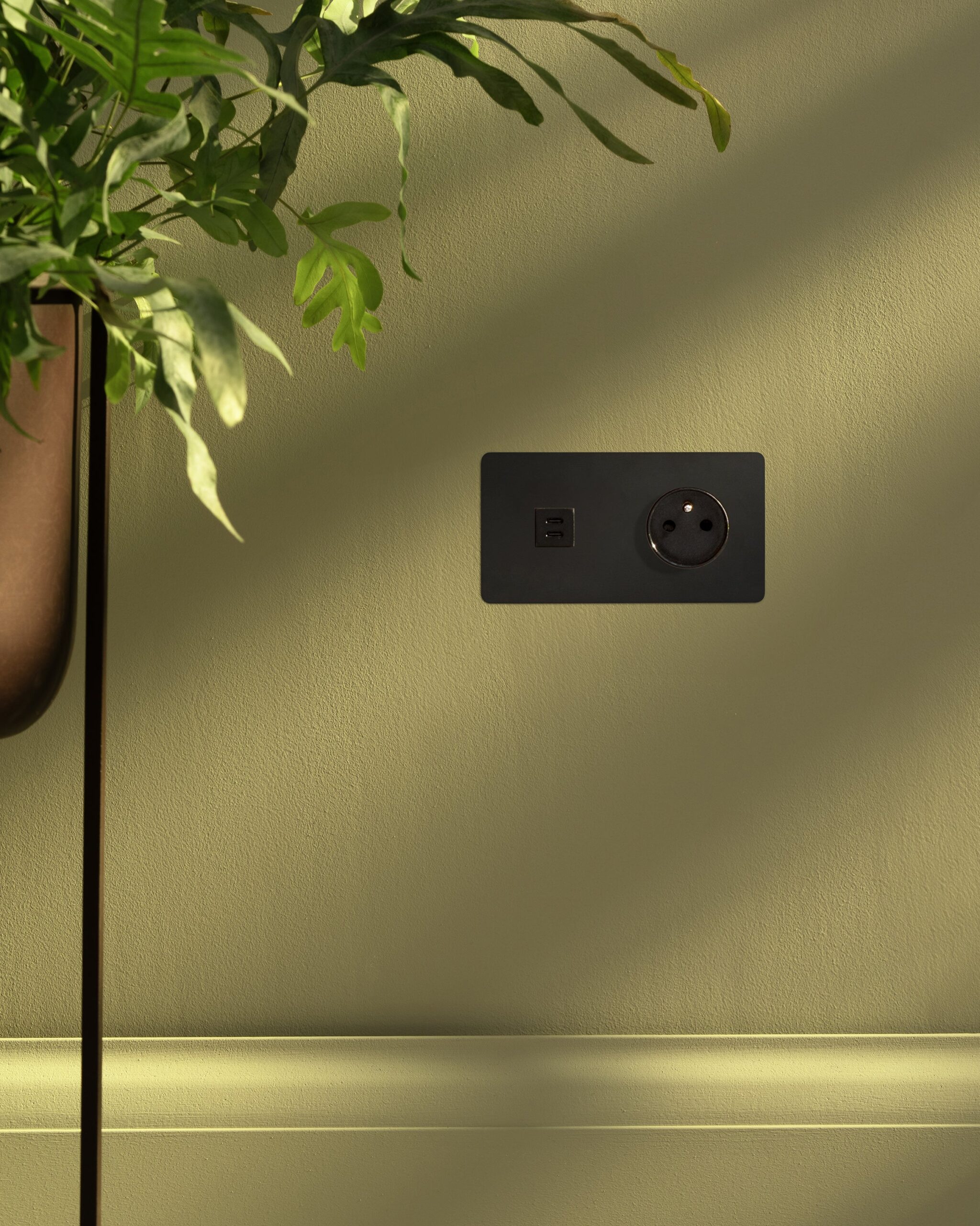 Kew Gniazdo USB-C 30 W i francusko/belgijskie typu E w podwójnej ramce – Brąz, Czarny