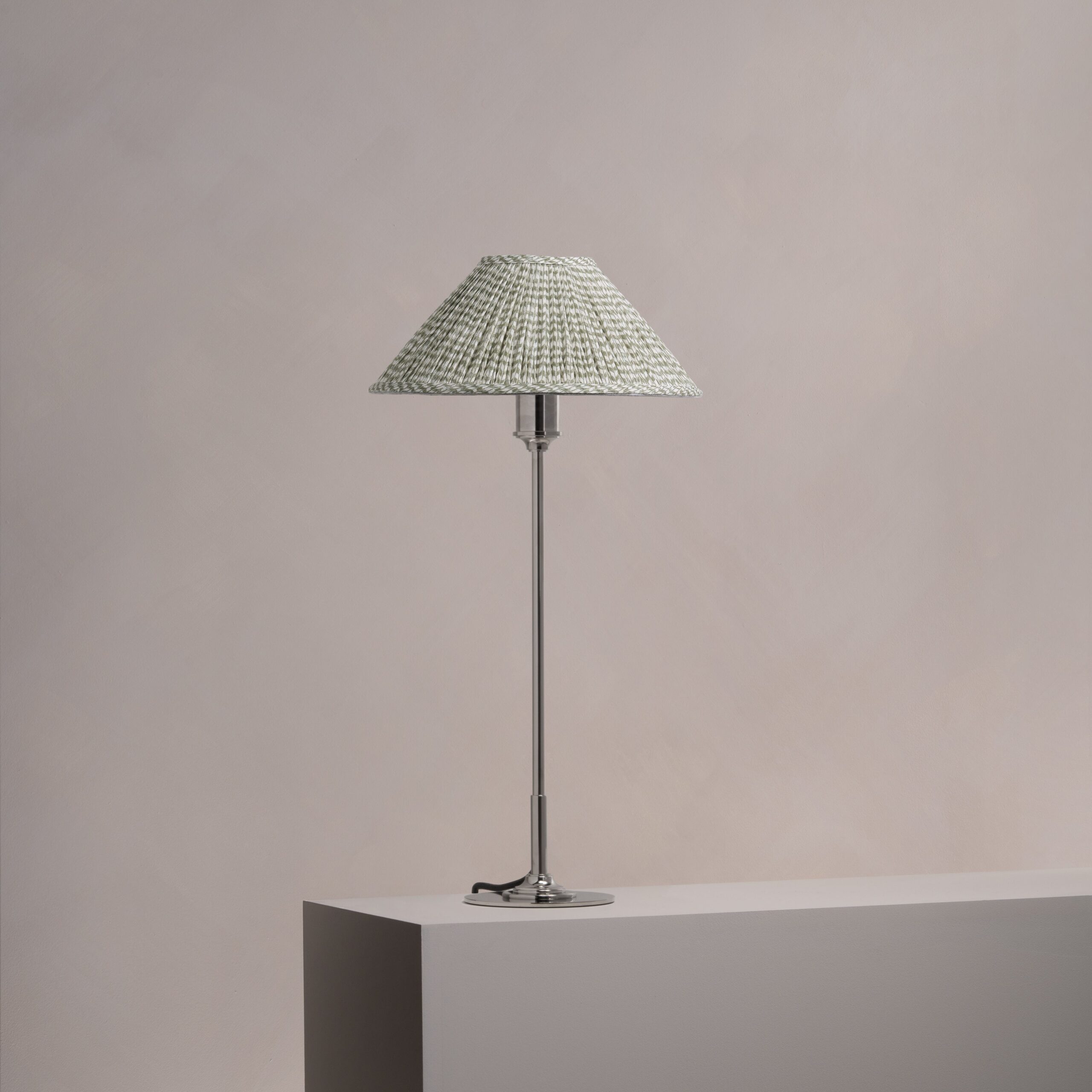 Cotswold średnia plisowana lampa stołowa zielony mech – Polerowany nikiel