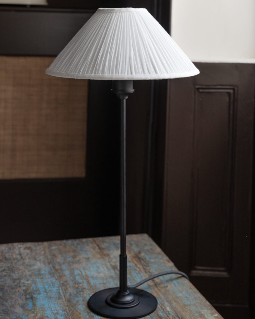 Cotswold średnia plisowana lampa stołowa biały alabaster – Brąz