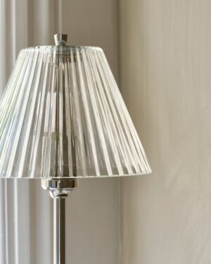 Cotswold mała lampa stołowa z ryflowanym szkłem – Polerowany nikiel
