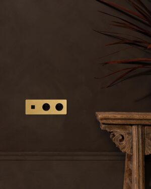 Kew Gniazdo USB-C 30 W i francusko/belgijskie typu E x 2 w potrójnej ramce – Antyczny mosiądz, Czarny