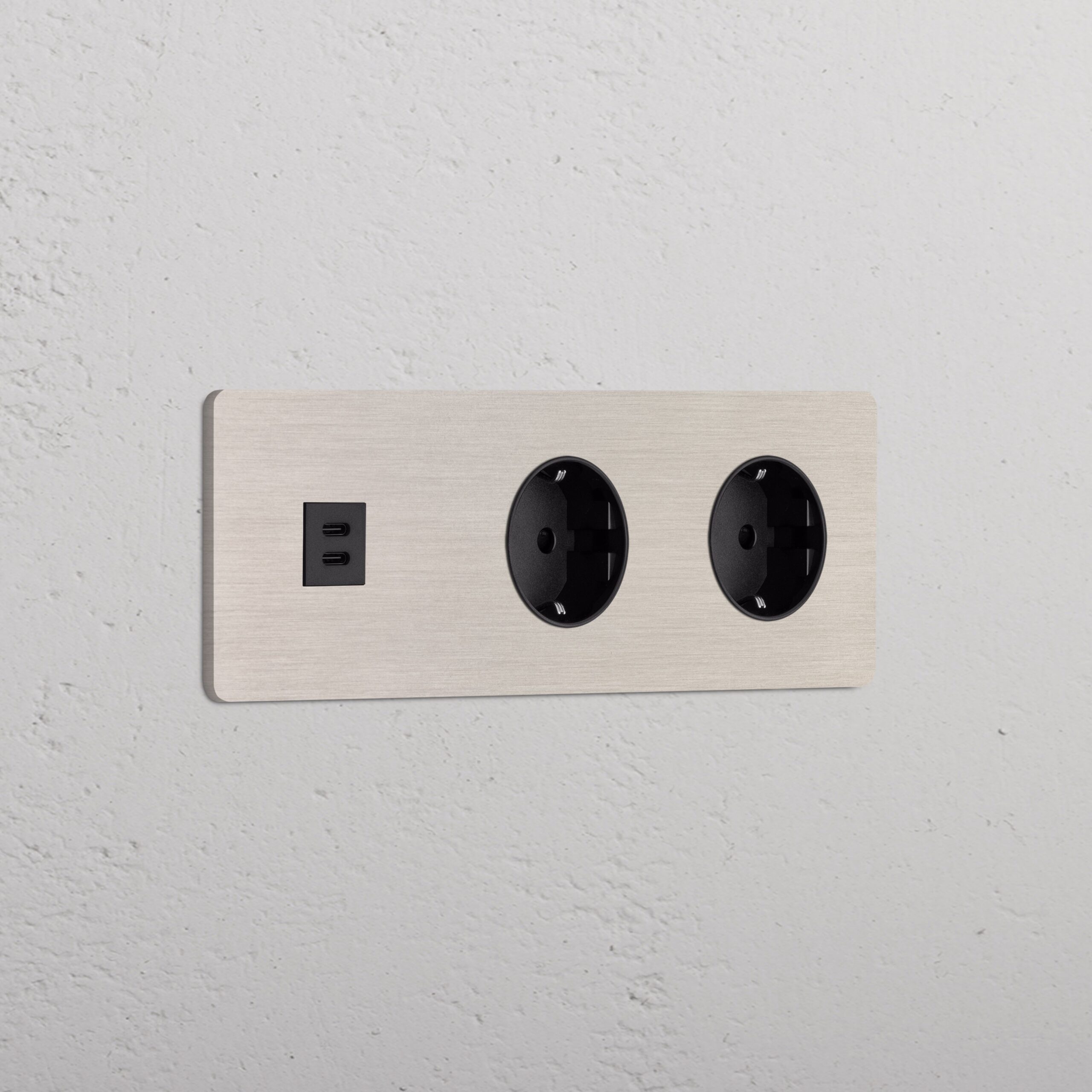 Grove Gniazdo USB-C 30 W i Schuko typu F x 2 w potrójnej ramce – Satynowy nikiel, Czarny
