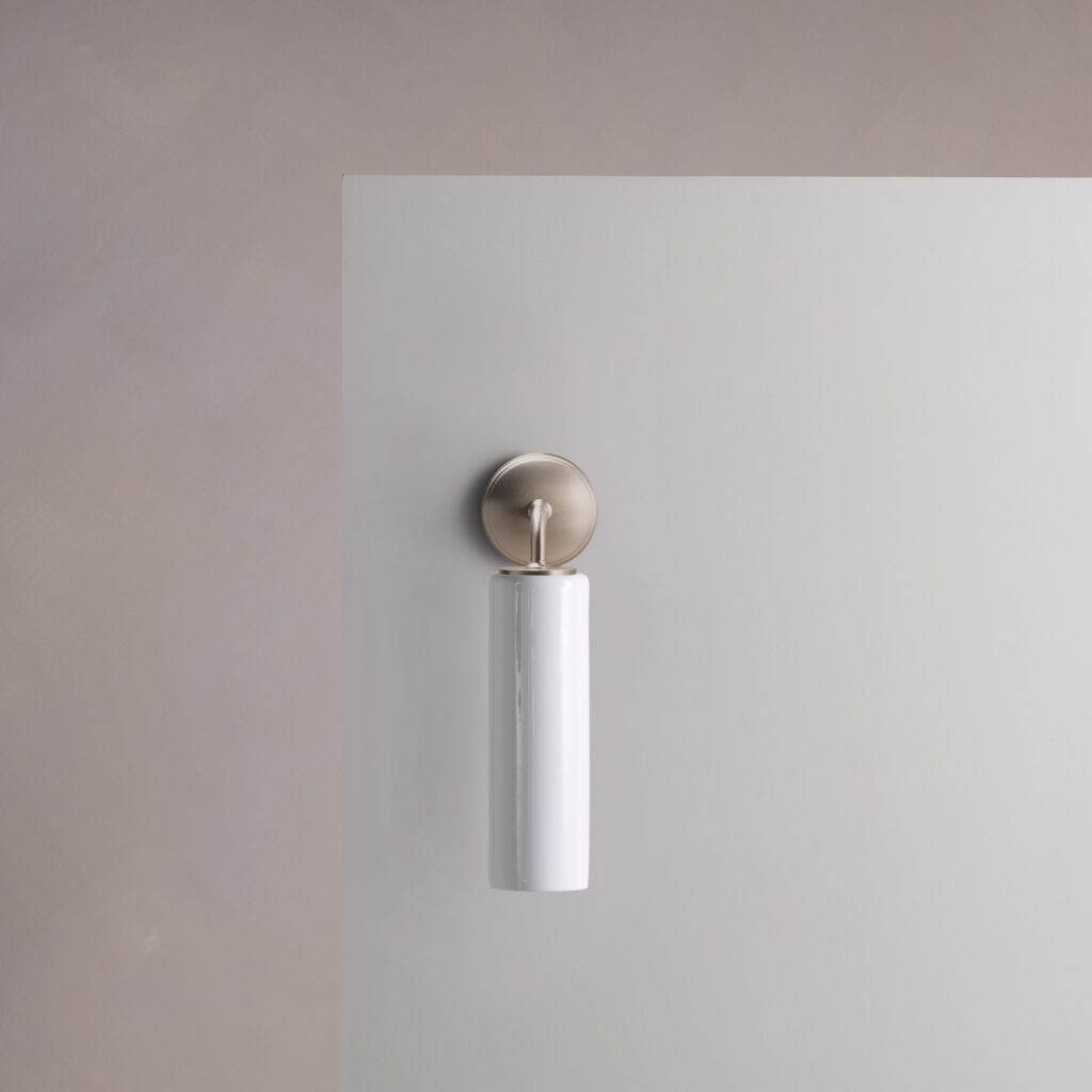 Claremont mały kinkiet ścienny z delikatną porcelaną – Satynowy nikiel