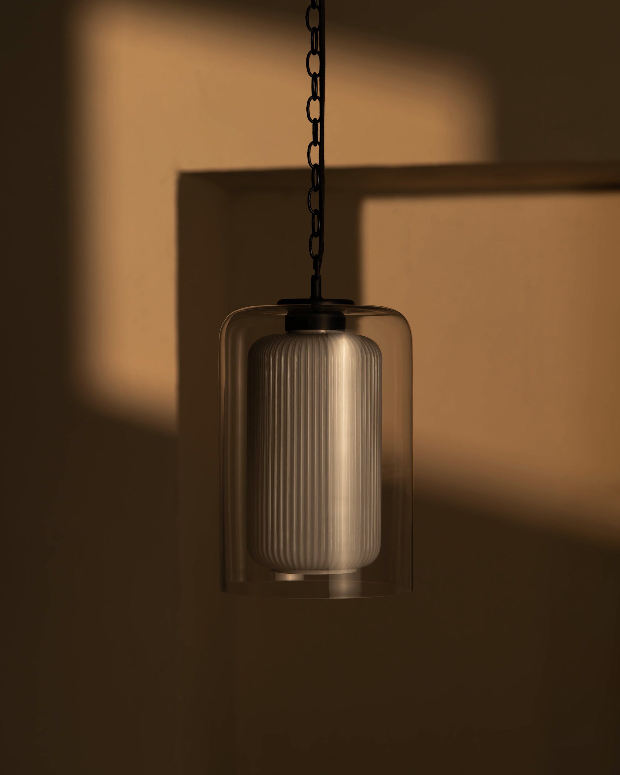 Windsor średnia lampa wisząca z opalowym szkłem – Brąz
