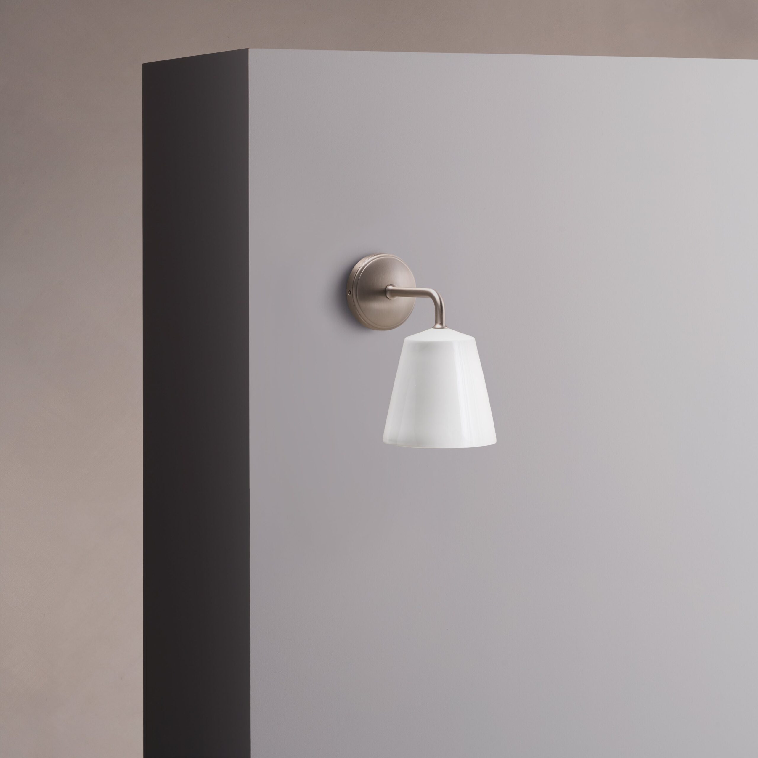 Richmond mały kinkiet ścienny z delikatną porcelaną – Satynowy nikiel