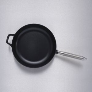 Patelnia Staub 28 cm ze m radełkowanym uchwytem – Czarny