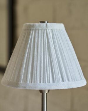 Cotswold plisowana lampa stołowa biały alabaster z możliwością ładowania – Satynowy nikiel