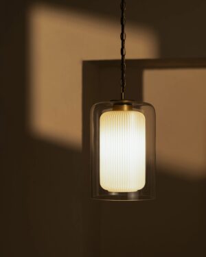 Windsor średnia lampa wisząca z opalowym szkłem – Antyczny mosiądz