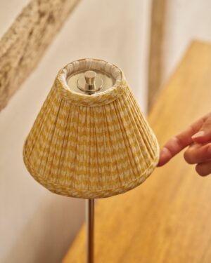 Cotswold plisowana lampa stołowa lniany odcień żółci z możliwością ładowania – Polerowany nikiel
