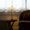 Cotswold mała lampa stołowa z delikatną porcelaną – Brąz