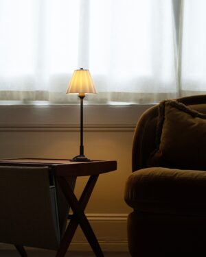 Cotswold mała lampa stołowa z delikatną porcelaną – Brąz