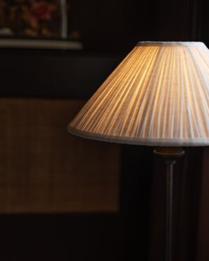 Cotswold średnia plisowana lampa stołowa biały alabaster – Brąz