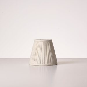 Malvern Średni klosz plisowany – Biały alabaster