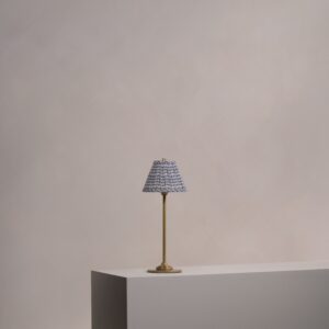 Cotswold plisowana lampa stołowa niebieskoszary z możliwością ładowania – Antyczny mosiądz