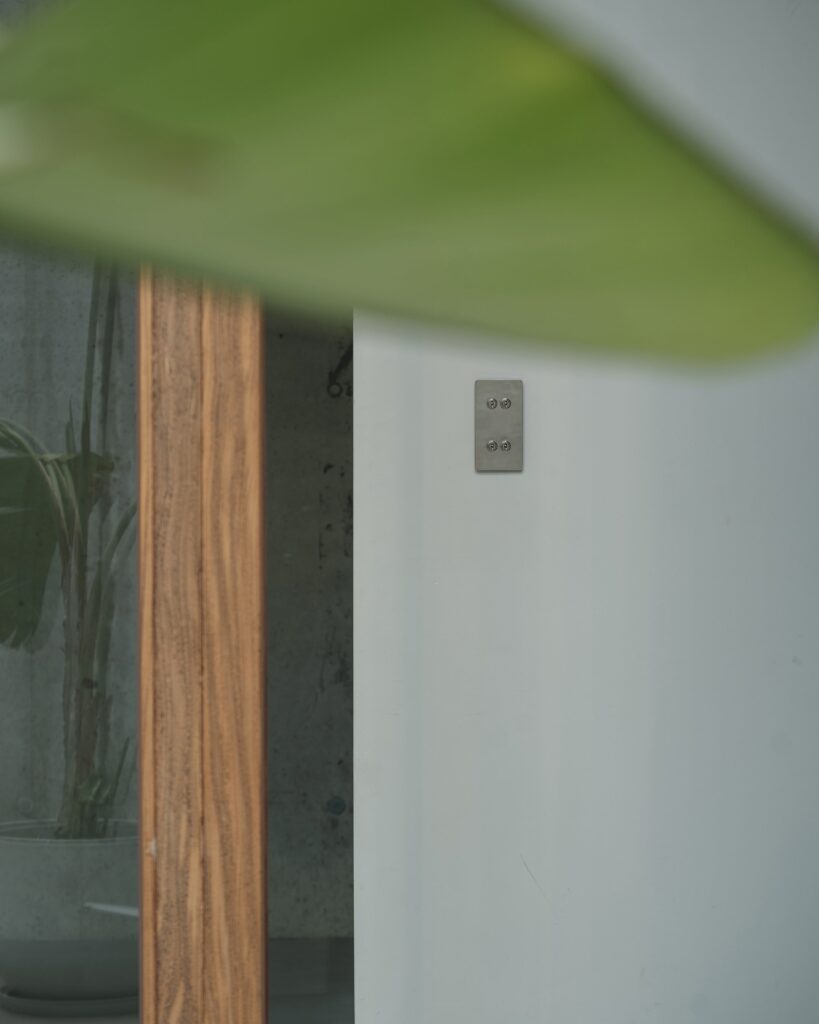 Kew Włącznik dźwigniowy x 4 w podwójnej ramce pionowej – Polerowany nikiel
