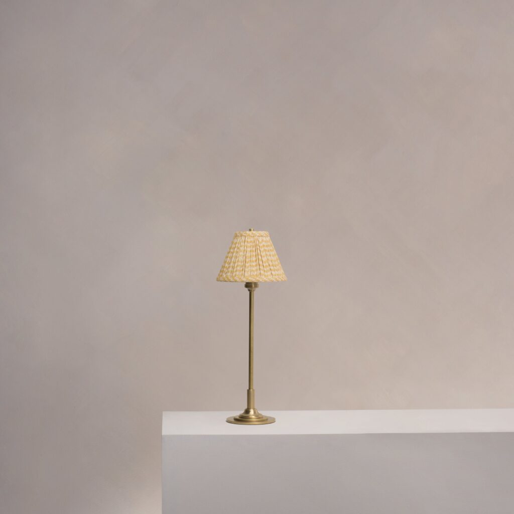 Cotswold mała plisowana lampa stołowa lniany odcień żółci – Antyczny mosiądz