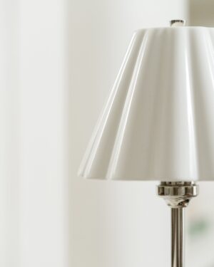 Cotswold mała lampa stołowa z delikatną porcelaną – Polerowany nikiel