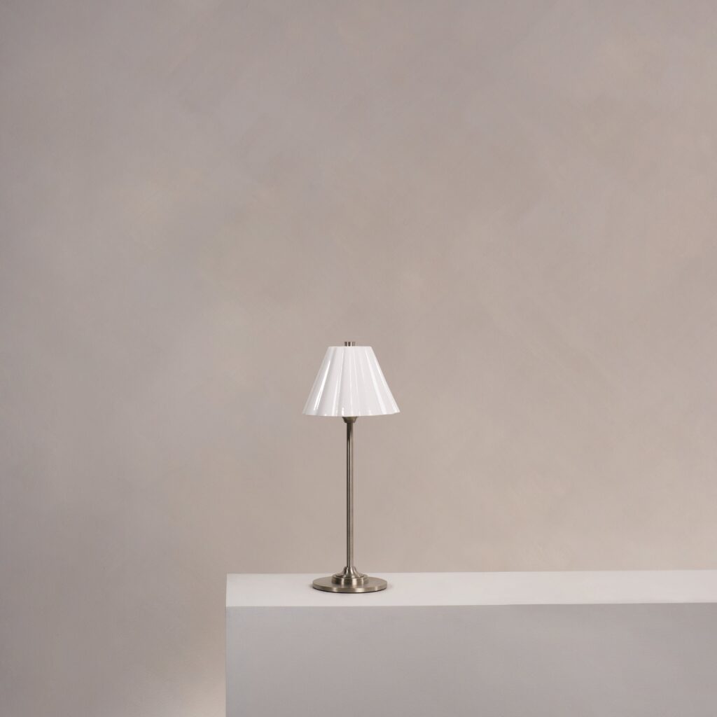 Cotswold lampa stołowa z delikatną porcelaną z możliwością ładowania – Satynowy nikiel, 2700k