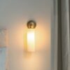 Claremont mały kinkiet ścienny z delikatną porcelaną – Antyczny mosiądz