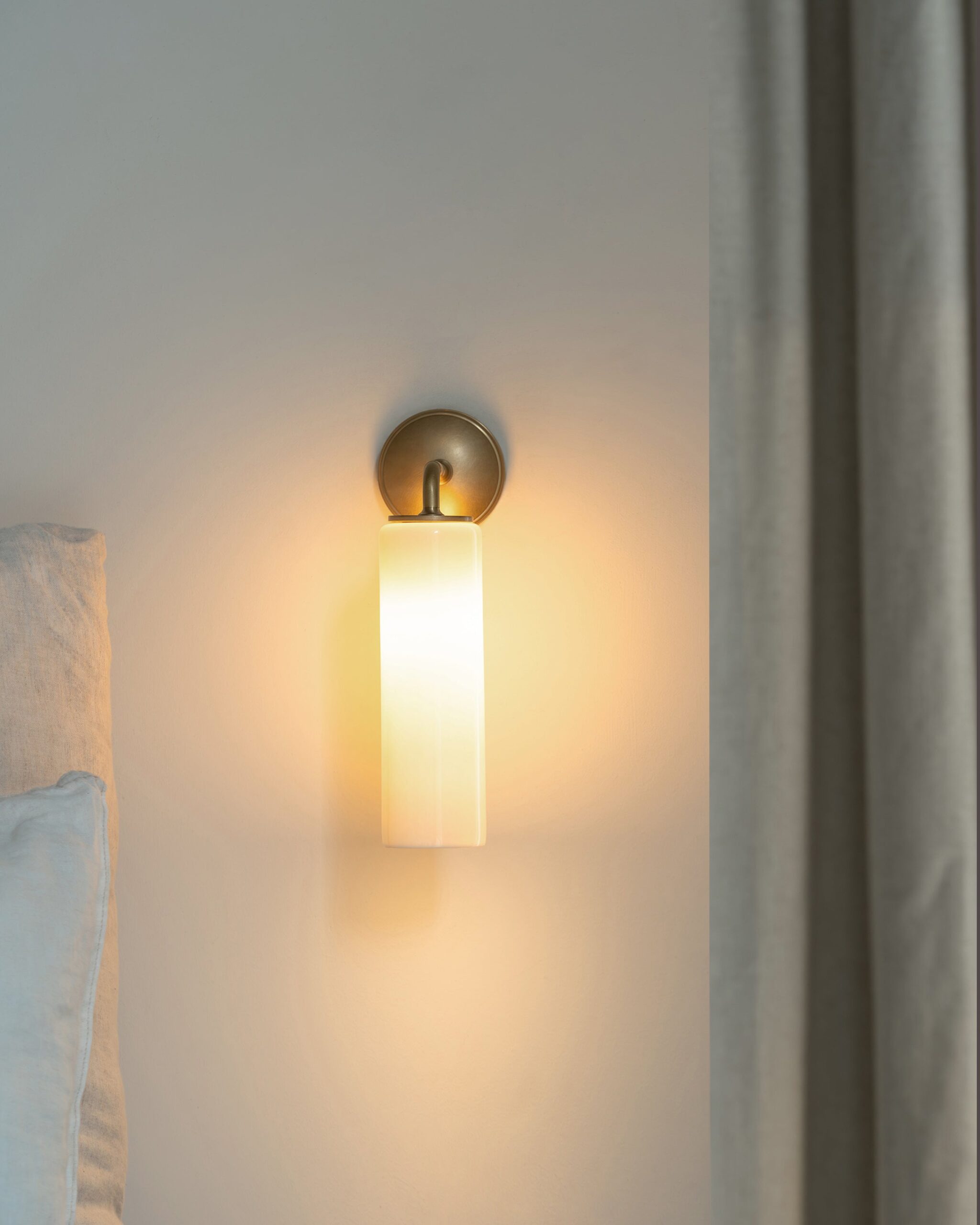 Claremont mały kinkiet ścienny z delikatną porcelaną – Antyczny mosiądz