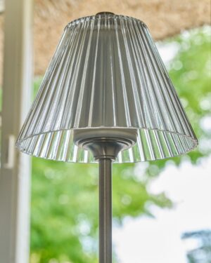Cotswold lampa stołowa z ryflowanym szkłem z możliwością ładowania – Satynowy nikiel, 2700k