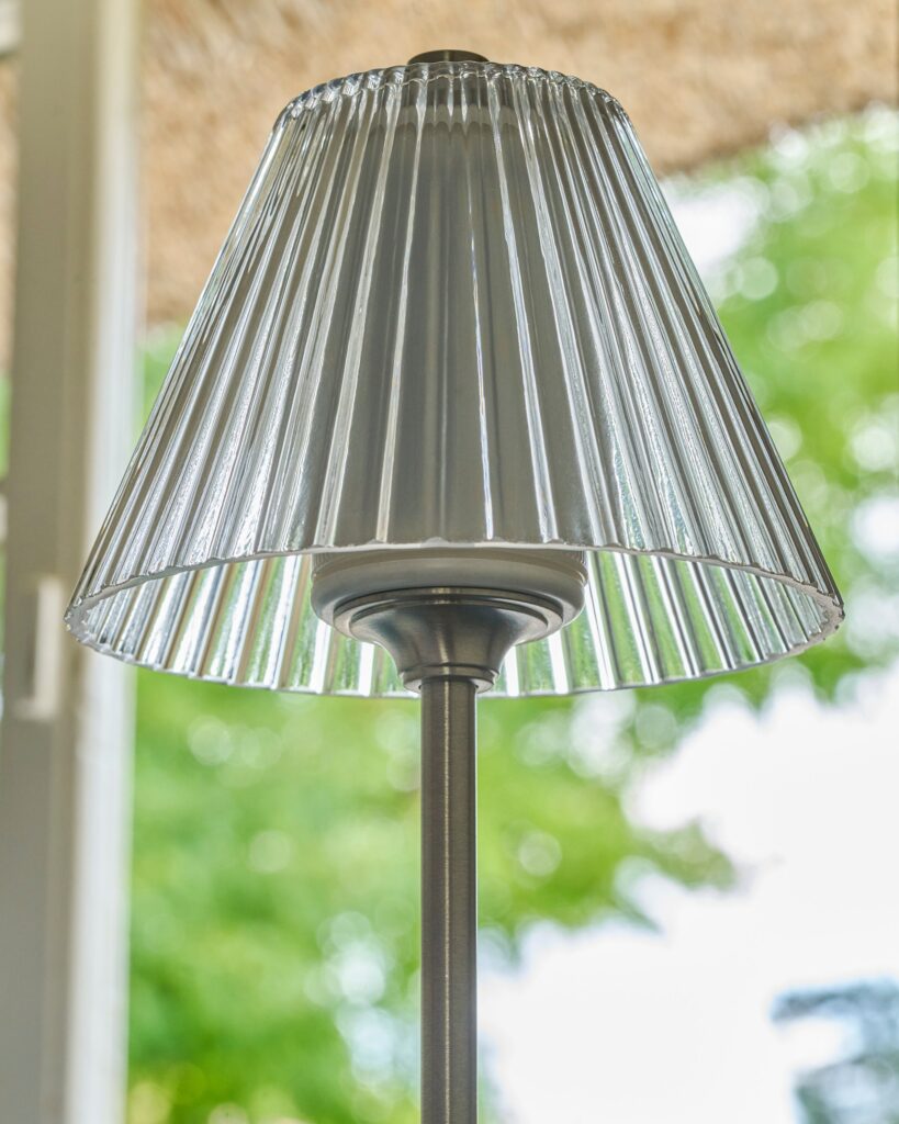 Cotswold lampa stołowa z ryflowanym szkłem z możliwością ładowania – Satynowy nikiel, 2700k