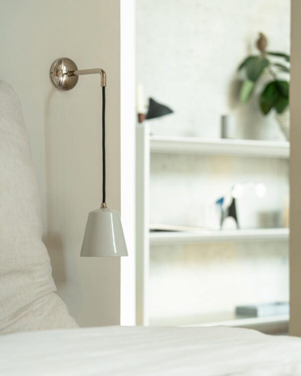 Richmond mały, wiszący kinkiet ścienny z delikatną porcelaną – Polerowany nikiel