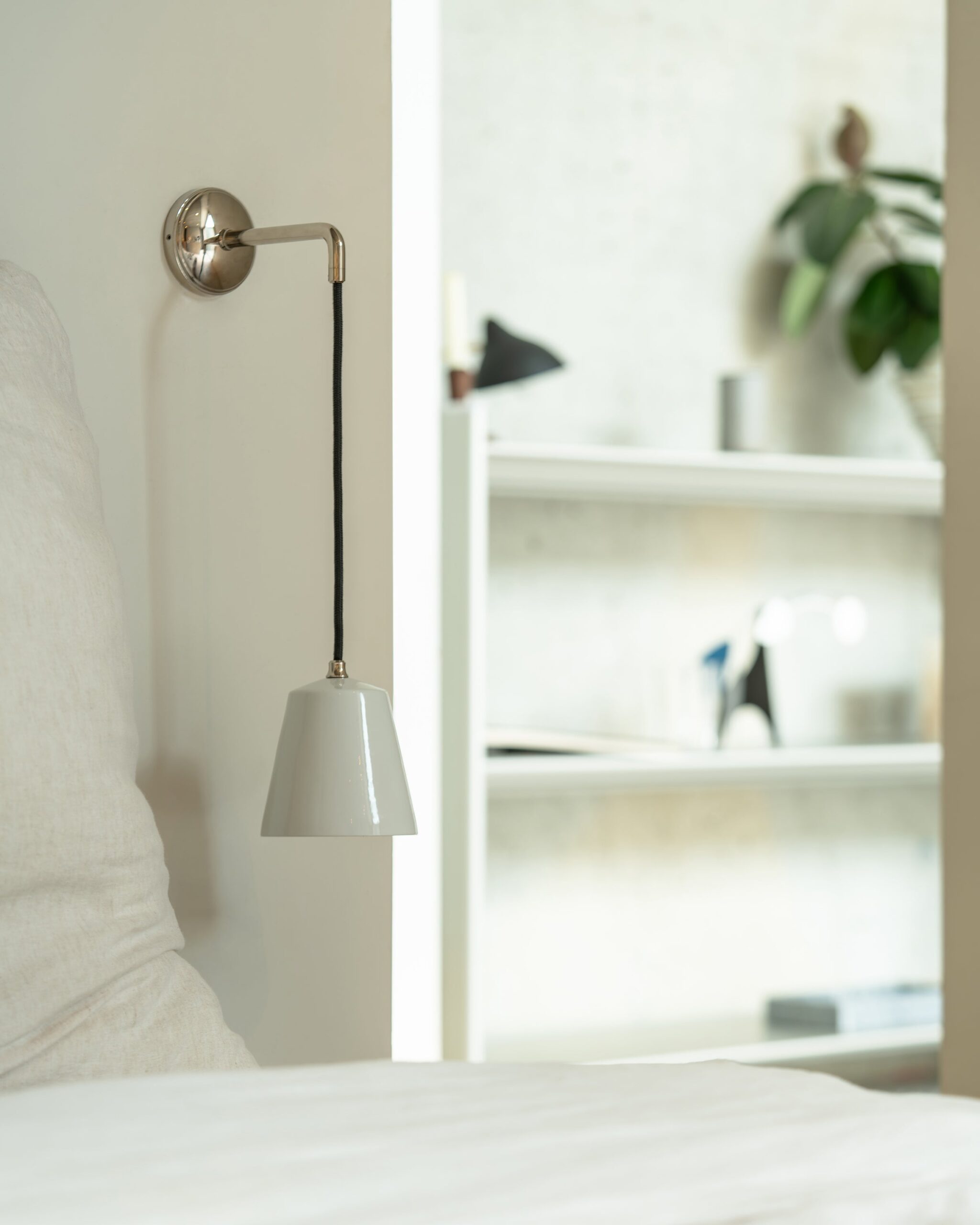Richmond mały, wiszący kinkiet ścienny z delikatną porcelaną – Polerowany nikiel