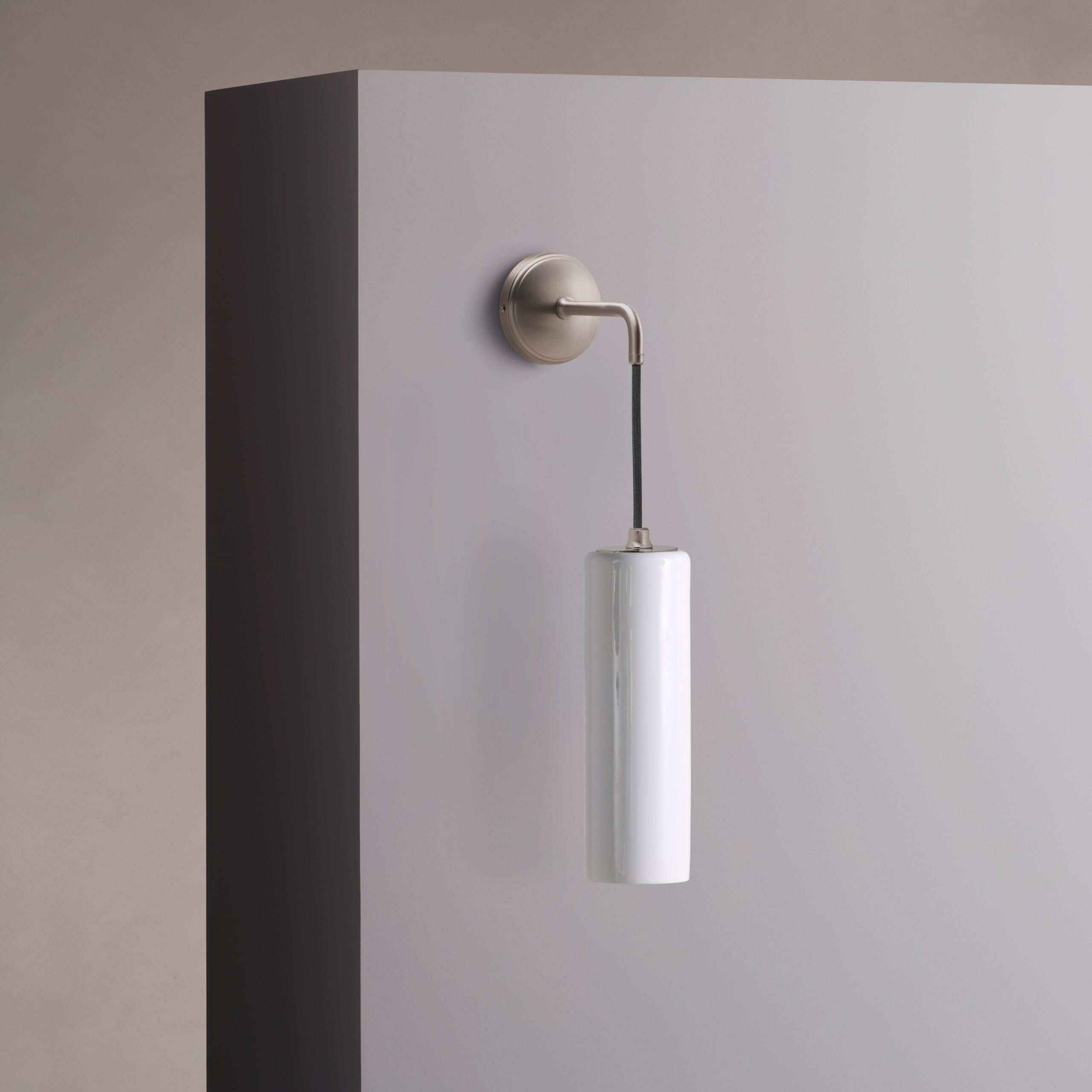 Claremont mały, wiszący kinkiet ścienny z delikatną porcelaną – Satynowy nikiel