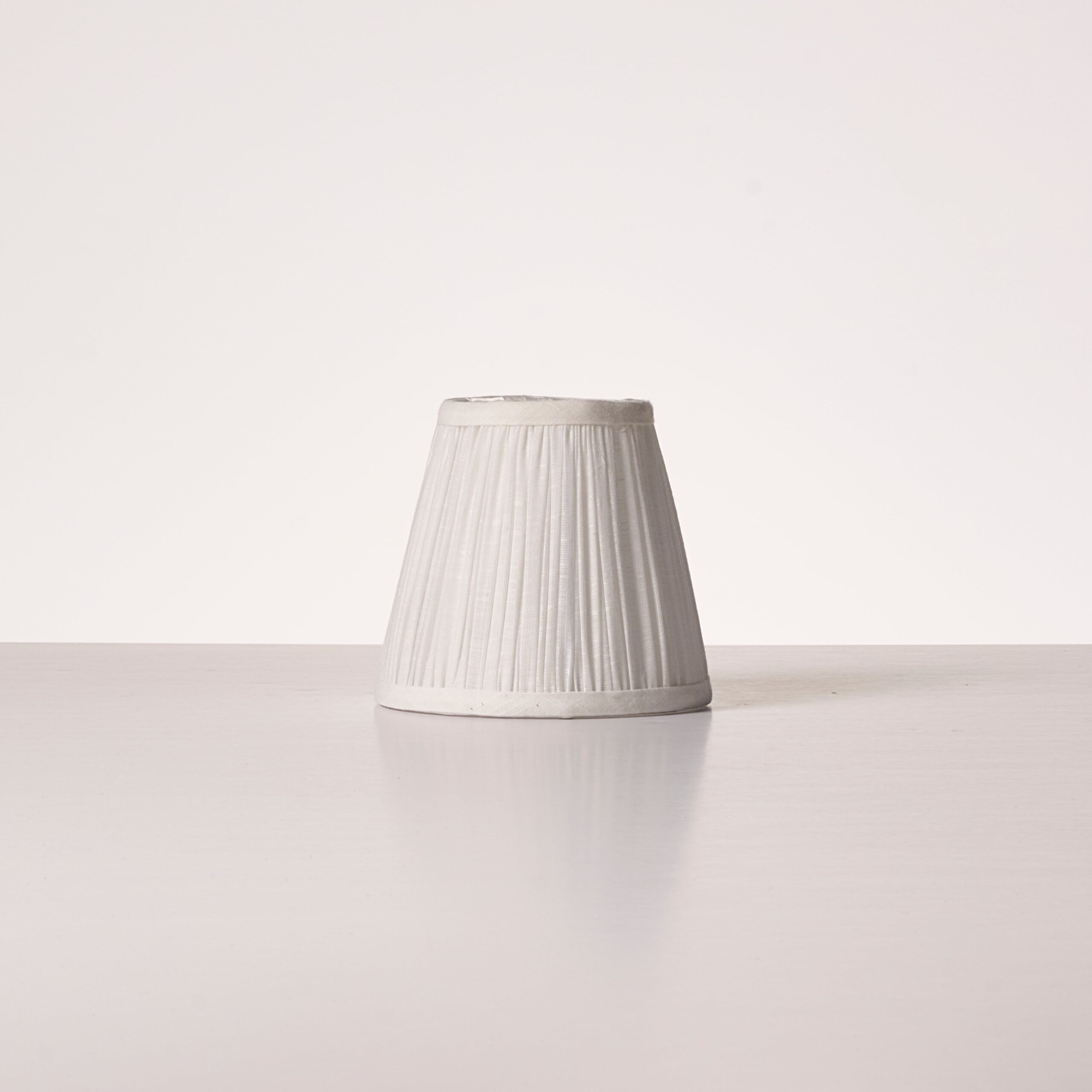 Malvern Mały plisowany klosz – Biały alabaster