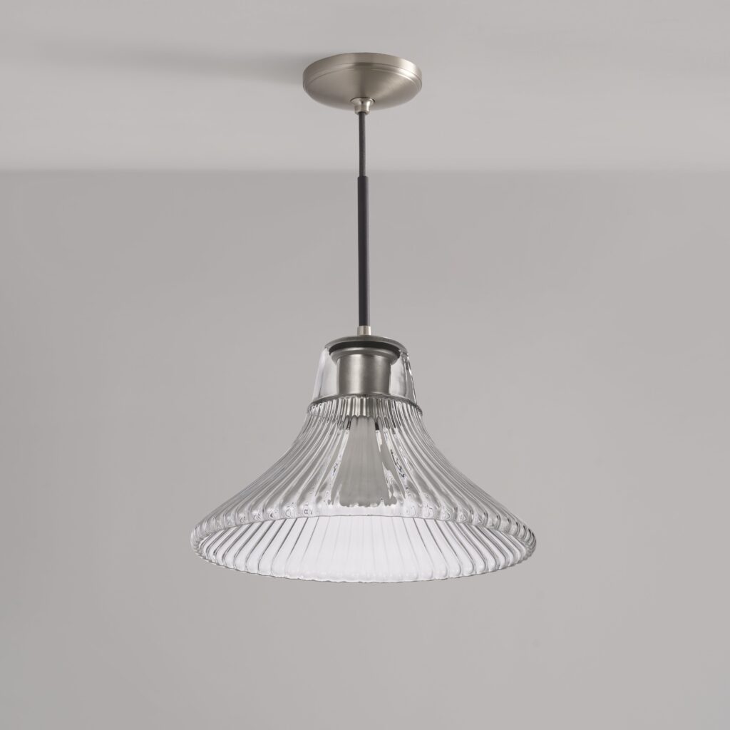 Hammersmith średnia lampa wisząca z ryflowanym szkłem – Satynowy nikiel