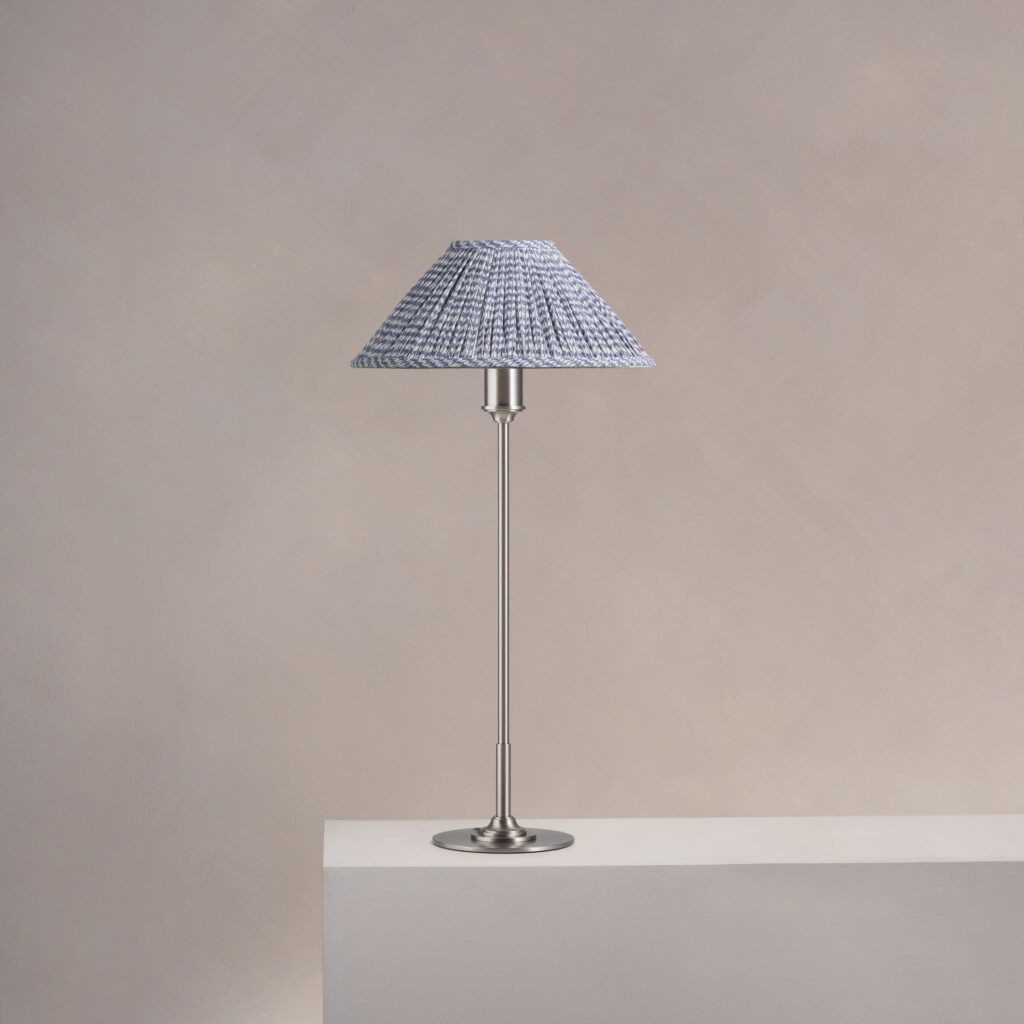 Cotswold średnia plisowana lampa stołowa niebieskoszary – Satynowy nikiel