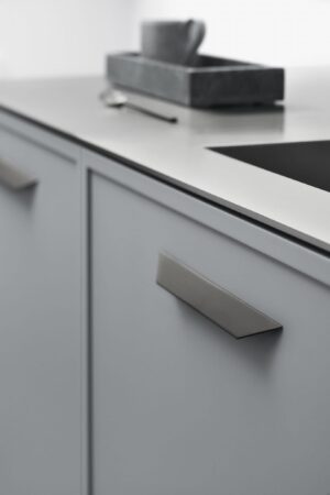 Uchwyt meblowy podłużny Streamline 96 Aluminiowy Czarny Matowy